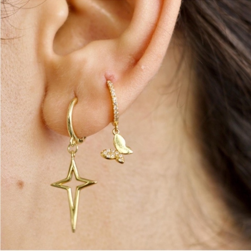 NWOT 18 K gold plated Small Butterfly Hoop Earrings. 🦋 NWOT - Picture 4 of 5